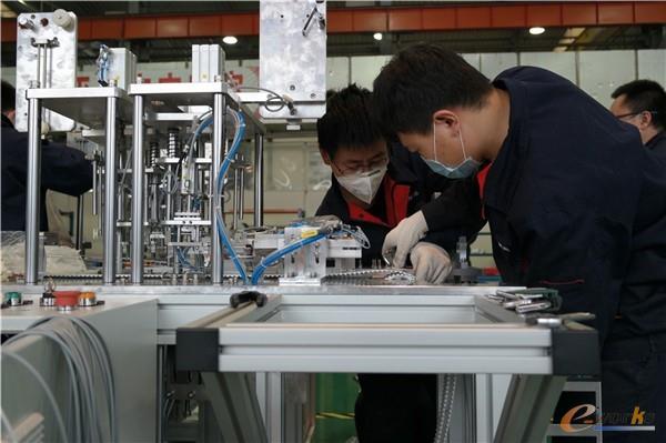 新松技术人员正在加班组装设备