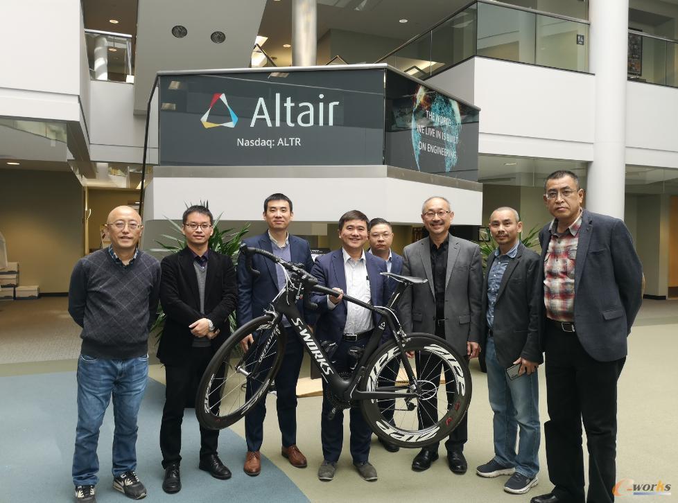 一根手指就能抬起的复合材料自行车